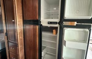Palace on wheels! -2005 Revolution LE 40 ft