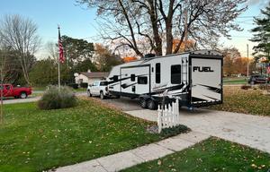 2022 Fuel 305 RV rental photo 7