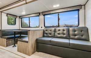 SLEEPS 6 + Outdoor fridge & Grill