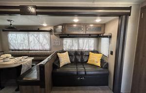 2019 Palomino Puma w Outdoor Kitchen Sleeps 10