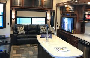 Clean and Comfortable 39’ Heartland Bighorn 3575EL