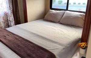 Cozy & Easy-to-Drive Class C RV