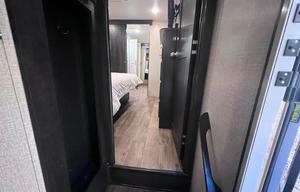 The Eagle Retreat – Luxury Jayco Eagle King Suite