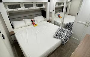 2 bedroom / loft luxury Camper (Generator add-on!)
