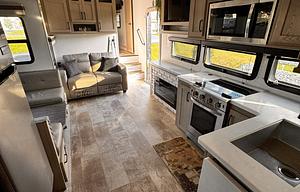 Modern Fifth Wheel – Your Home on the Road
