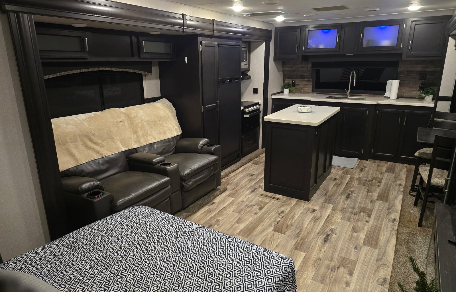 2020 Venture 333VFK Front Kitchen w/ Ent. Package
