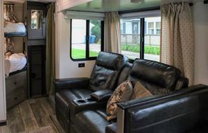 21 Outback Ultra Lite-Half ton / Pet Friendly