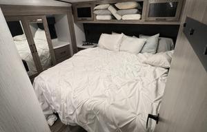 43’ toyhauler with patio and generator