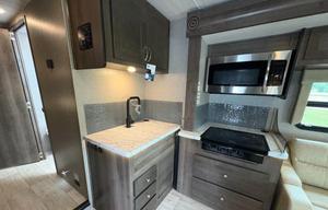 Easy to Drive Spacious RV - Only 3000 Miles on it!