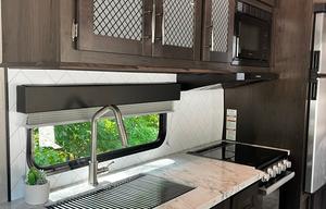 Travel Trailer / Toy Hauler / Sleeps 6 / Rear Deck