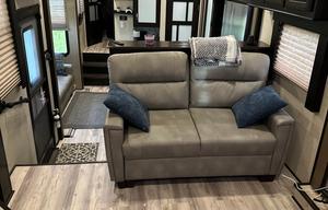 2016 Momentum 376TH RV rental photo 8