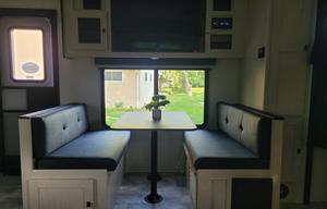 2023 Luxurious Family-Friendly Apex Ultra-Lite