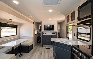 2025 Avenger with Bunks (LIKE NEW)-Delivery Only