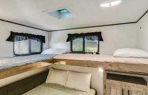 SLEEPS 6 + Outdoor fridge & Grill
