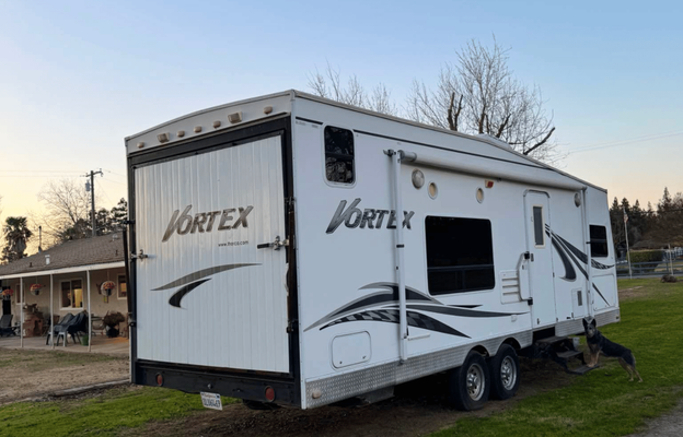 2005 Thor Vortex 263VTB RV rental photo 1