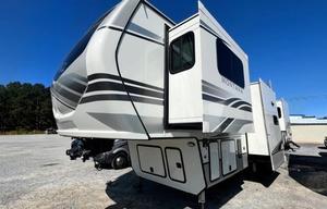 Montana Legacy | Large Luxurious RV with 5 slides
