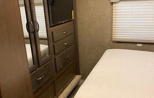 2020 Thor Freedom Elite 30FE Sleeps 8 Clean!