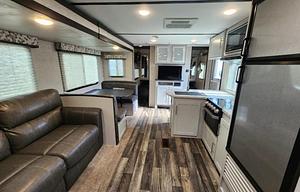 "Shelly": 28ft Bunkhouse, Pets + Film OK, Delivery