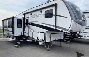 NEW 5TH WHEEL CAMPER WITH ROOM FOR EVERYONE!
