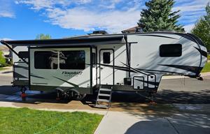 Great 5th wheel to tackle any trip.
