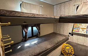 SPACIOUS FAMILY RV W/ ROOM FOR 10!
