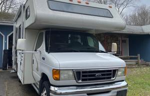 Adventure Awaits in This 2004 Thor Motor Coach!!