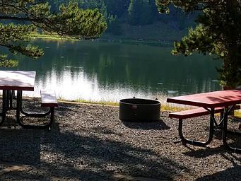 Campsite next to lake in Lakeview Campground