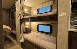 Luxury Super C RV – Sleeps 10 - Thor Magnitude