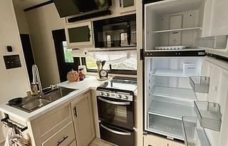 Brand New Luxury Toy Hauler | Sleeps 7 |