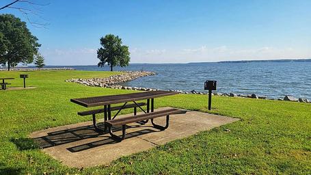 Picnic Area at Dam West Day Use Area