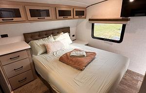 Modern Fifth Wheel – Your Home on the Road
