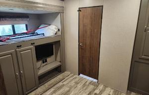 Big boy! sleeps 8/ 2 bathrooms/bunkhouse/5 slides