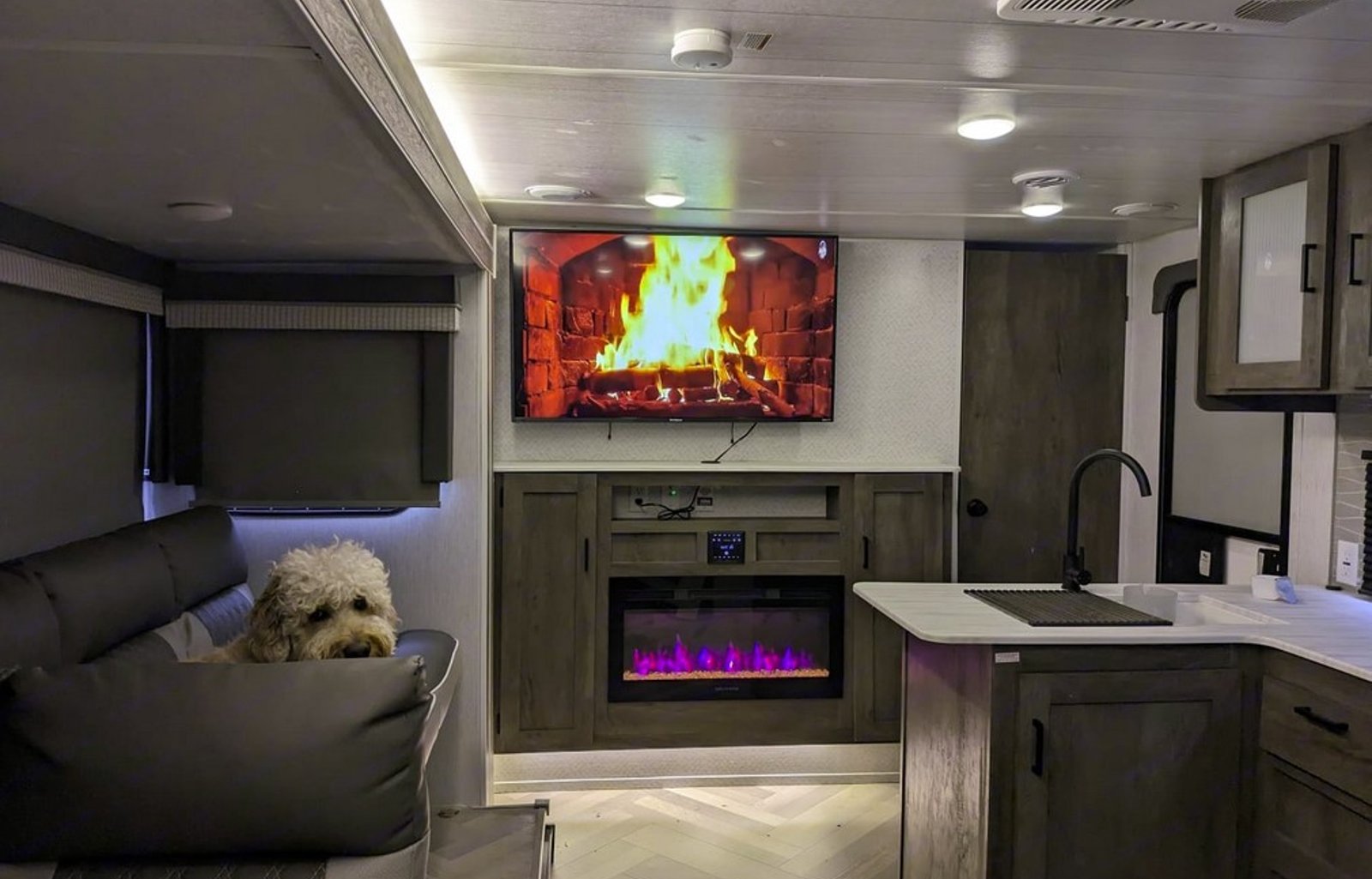 2022 - Sleeps 10! Delivery Available!!