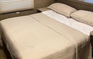 2020 Thor Freedom Elite 30FE Sleeps 8 Clean!