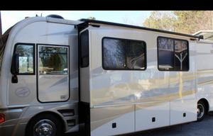 2006 Fleetwood RV Pace Arrow LXE 38N RV rental photo 6