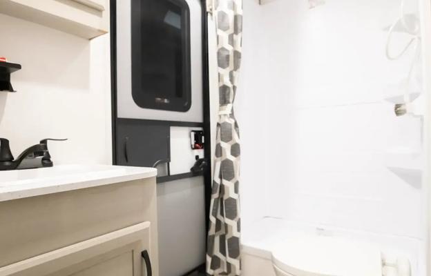 Beautiful Family Friendly 33 ft. Aurora RV