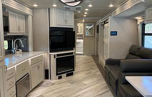 2022 Fleetwood RV Discovery 38N