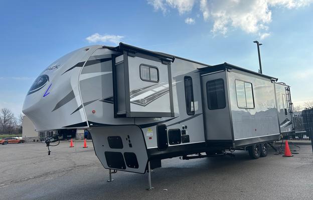 2021 Cherokee Wolf Pack 365PACK16 RV rental photo 1
