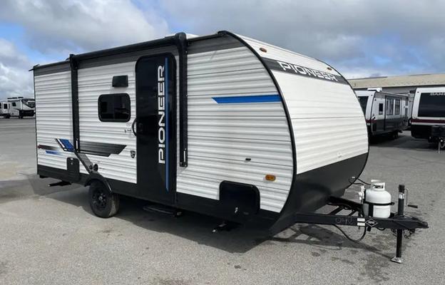 Meet our cozy and adventure-ready 21' Bunkhouse