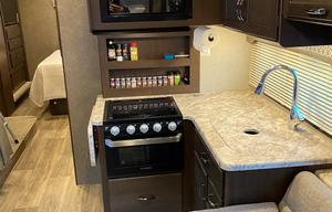2020 Thor Freedom Elite 30FE Sleeps 8 Clean!