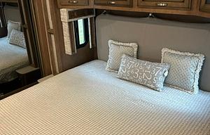 2021 Newmar Canyon Star 3719 RV rental photo 7