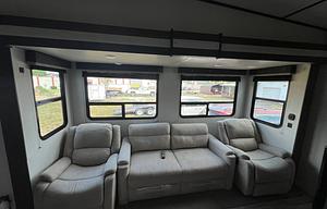 **Campy the SUPER COOL pet friendly 5th Wheel**