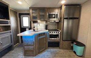 2019 Palomino Puma w Outdoor Kitchen Sleeps 10