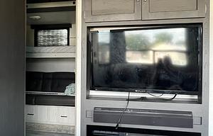 **Campy the SUPER COOL pet friendly 5th Wheel**