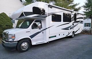 Roomy 2022 Jayco Greyhawk