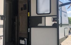 2020 Vibe 32BH RV rental photo 2
