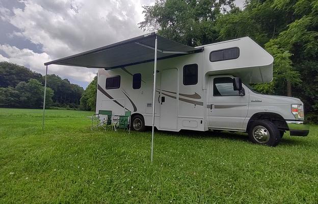 S.U.M.P.Vee v8  24' Class C small but spacious