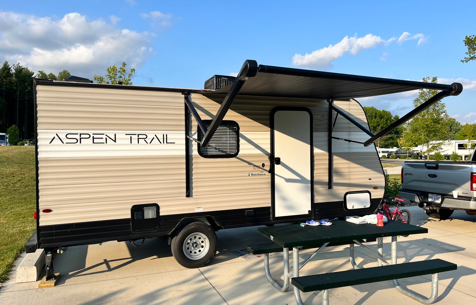 Clean Camper, pet friendly and delivery available!