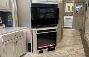 2022 Fleetwood RV Discovery 38N