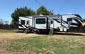 The Triton Luxe Lounge-2022 toy hauler